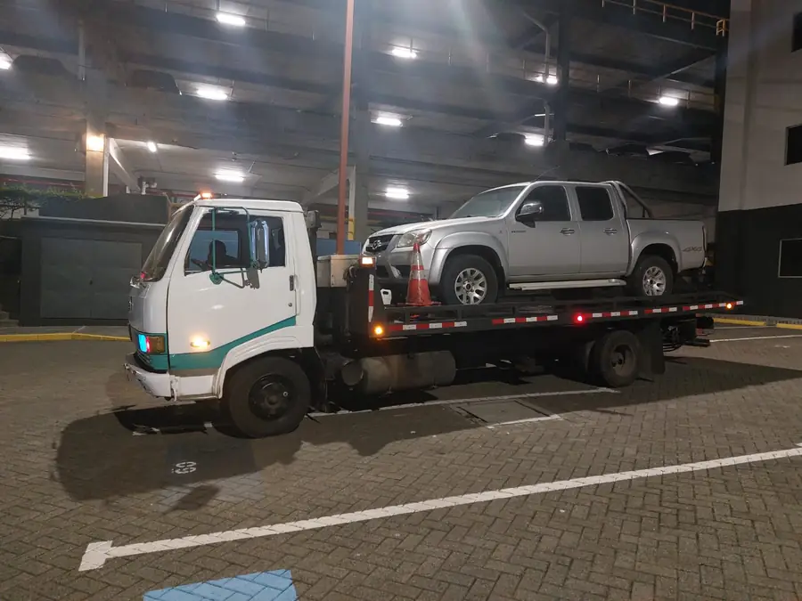 Grúa Fino cargando pick-up 4x4