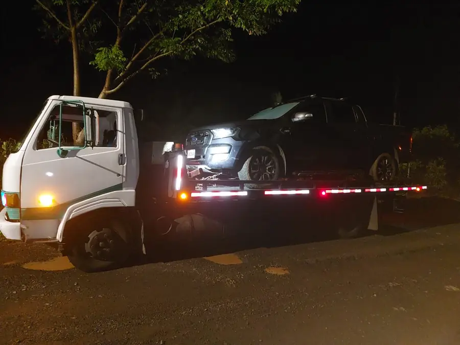 Grúa Fino trasladando vehículo en Ruta 27